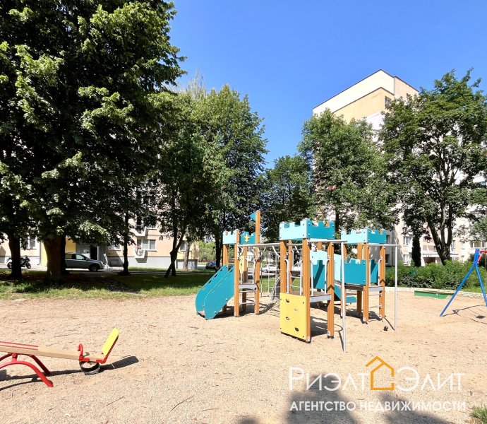 Уютная трешка в окружении зелени вблизи набережной