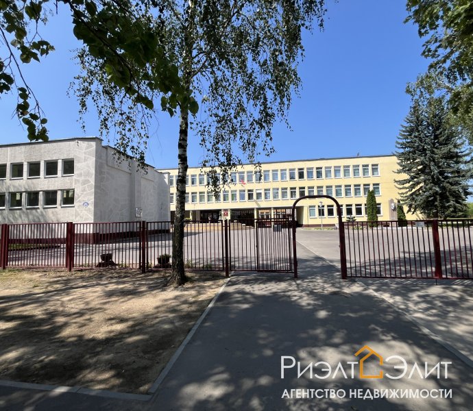 Уютная трешка в окружении зелени вблизи набережной
